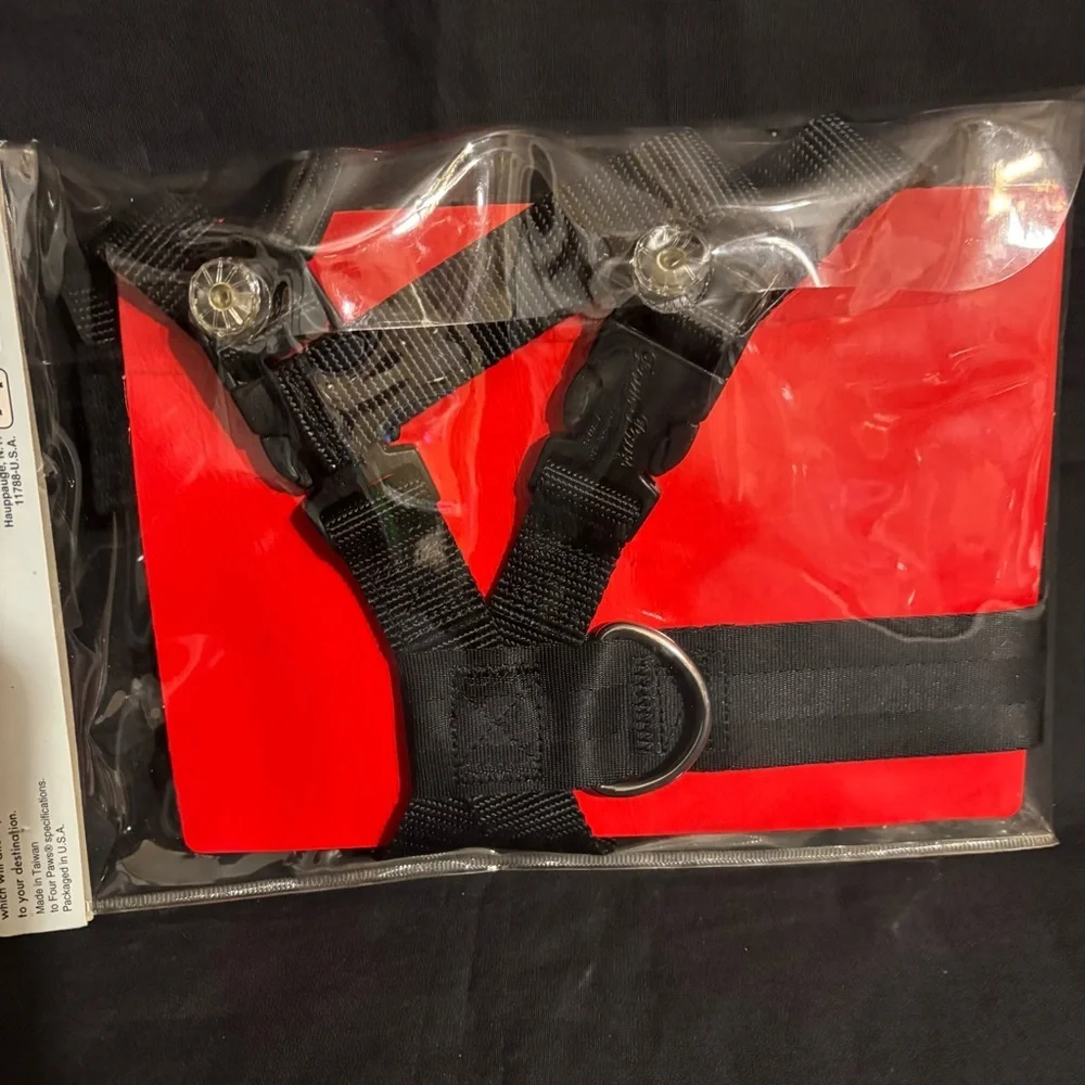 Four Paws Pet Safety Sitter Car Harness Dog & Cat between 10 to 20 lbs. new